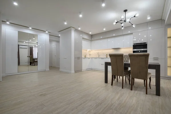 Bílé Moderní Dobře Navržené Bílé Kuchyně Interiéru Rekonstrukci Studio Apartmánu — Stock fotografie