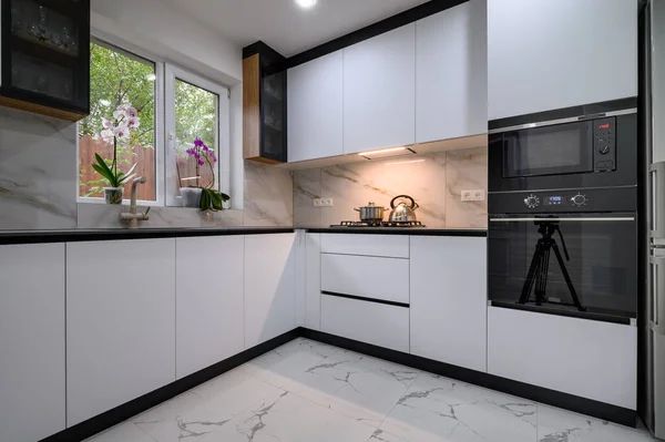 Una Cucina Recentemente Rinnovata Con Elettrodomestici Moderni Pavimenti Marmo Finiture — Foto Stock