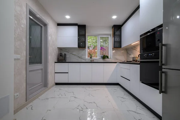 Una Cucina Recentemente Rinnovata Con Elettrodomestici Eleganti Moderni Pavimenti Marmo — Foto Stock