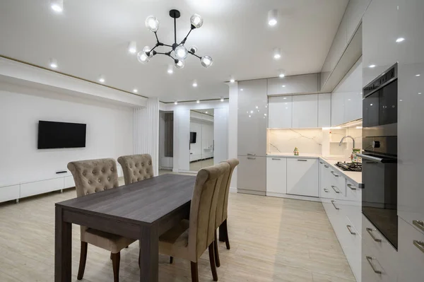 Interiér Obrovského Bílého Luxusního Studio Apartmánu Zdi Kuchyň Velkou Pracovní — Stock fotografie