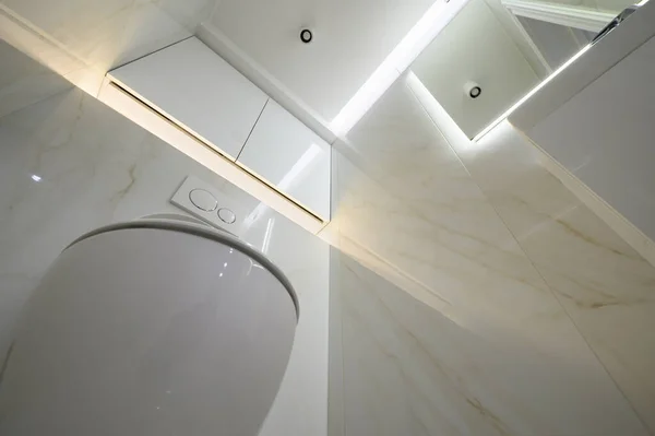 Nová Keramická Toaletní Mísa Bílém Místnosti Interiéru — Stock fotografie