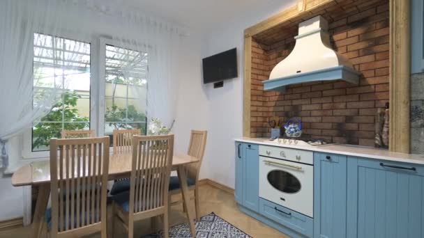Moderní Klasický Modrý Béžový Luxusní Kuchyňský Interiér Jídelním Stolem — Stock video