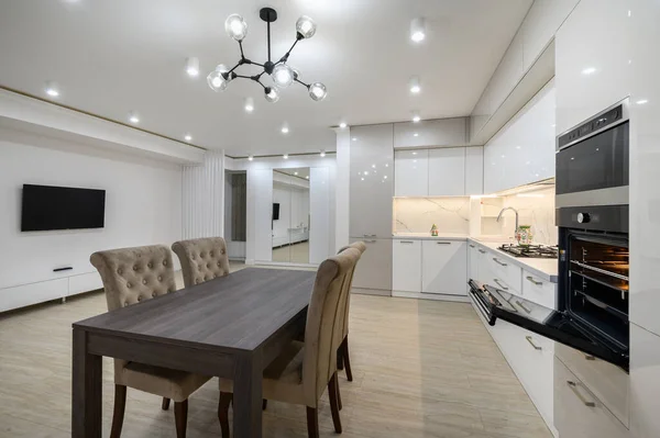 Riesige Weiße Luxus Studio Wohnung Mit Fernseher Der Wand Küche lizenzfreie Stockbilder