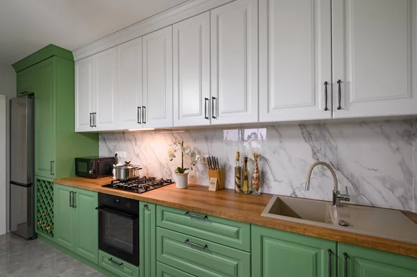 Μεγάλο Πράσινο Και Λευκό Χρώμα Μοντέρνα Καλά Σχεδιασμένη Κουζίνα Εσωτερικό — Φωτογραφία Αρχείου