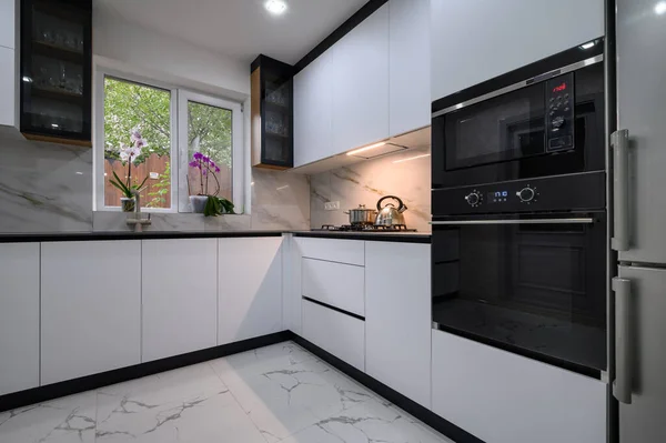 Een Onlangs Gerenoveerde Keuken Met Strakke Moderne Apparatuur Marmeren Vloer Stockafbeelding