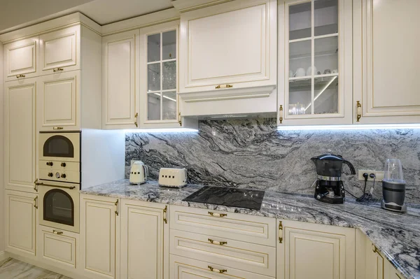 Nahaufnahme Der Klassischen Cremefarbenen Küche Mit Geräten Der Küchentheke Einschließlich lizenzfreie Stockbilder