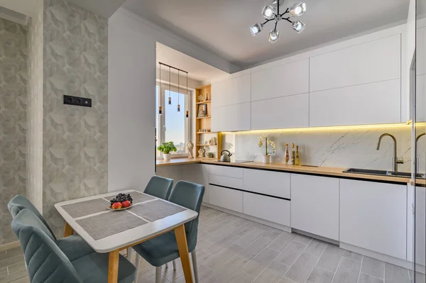 Moderno Elegante Monolocale Bianco Con Cucina Completamente Funzionale Foto Stock Royalty Free