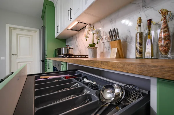 Крупним Планом Витягнути Шухляду Кухонного Посуду Новій Зеленій Білій Кухні Стокова Картинка