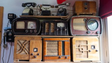 Eski Klasik Radyo Alıcısı. Antika Eski Kahverengi Sovyet Radyosu Dünya Çapında Son Yüzyıldan Gelen Kısa Dalgalar Üzerine