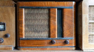 Eski Klasik Radyo Alıcısı. Antika Eski Kahverengi Sovyet Radyosu Dünya Çapında Son Yüzyıldan Gelen Kısa Dalgalar Üzerine