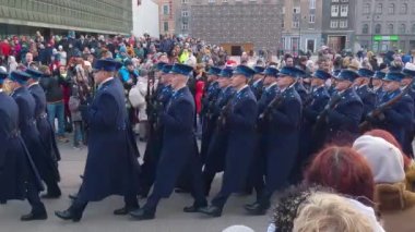 NATO Tankları ve Askerleri Riga, Letonya 'daki Askeri Geçit' te. Ordu askerleri ve Letonya Bayrağıyla Kalabalık.