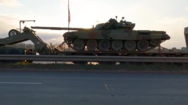 18 Kasım 2022 NATO Tankları ve Askerleri Riga, Letonya 'daki Askeri Geçit Töreni' nde. Ordu askerleri ve Letonya Bayrağıyla Kalabalık.