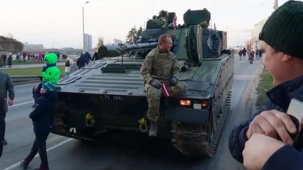 Czołgi Żołnierze Nato Paradzie Wojskowej Rydze Łotwie Wojskowi Żołnierze Tłum — Wideo stockowe