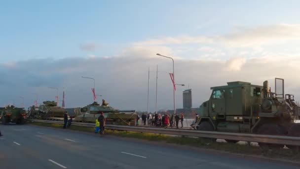 2022年11月18日 位于拉脱维亚里加的北约坦克和士兵阅兵式 军队士兵和悬挂拉脱维亚国旗的人群 — 图库视频影像