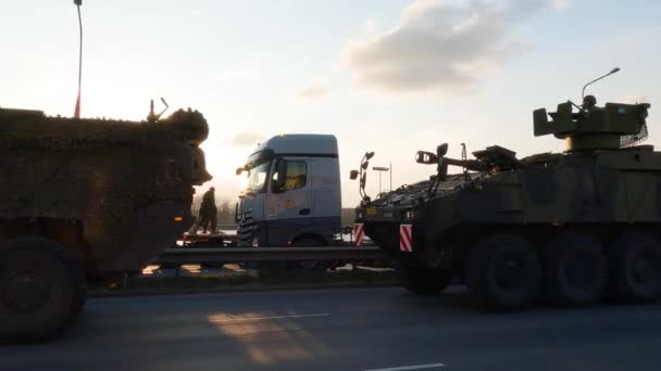 November 2022 Natotankar Och Soldater Vid Militärparaden Riga Lettland Militära — Stockvideo