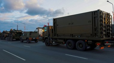 18 Kasım 2022 NATO Tankları ve Askerleri Riga, Letonya 'daki Askeri Geçit Töreni' nde. Ordu askerleri ve Letonya Bayrağıyla Kalabalık.