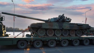18 Kasım 2022 NATO Tankları ve Askerleri Riga, Letonya 'daki Askeri Geçit Töreni' nde. Ordu askerleri ve Letonya Bayrağıyla Kalabalık.