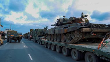 18 Kasım 2022 NATO Tankları ve Askerleri Riga, Letonya 'daki Askeri Geçit Töreni' nde. Ordu askerleri ve Letonya Bayrağıyla Kalabalık.