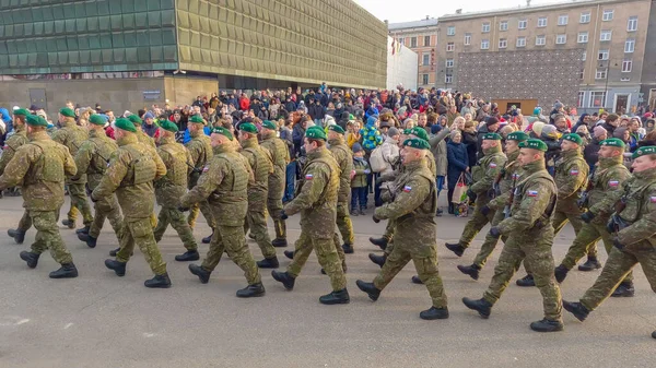 2010 Nato Tanks Soldiers Military Parade Riga Latvia 군인들 라트비아 — 스톡 사진