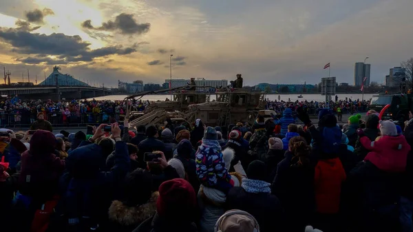 18 Kasım 2022 NATO Tankları ve Askerleri Riga, Letonya 'daki Askeri Geçit Töreni' nde. Ordu askerleri ve Letonya Bayrağıyla Kalabalık.