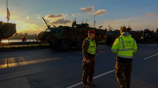 Ноября 2022 Года Военном Параде Нато Риге Латвия Военнослужащие Толпа — стоковое фото