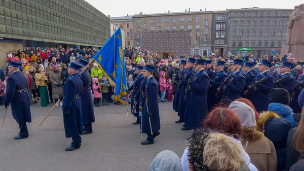 2022年11月18日 位于拉脱维亚里加的北约坦克和士兵阅兵式 军队士兵和悬挂拉脱维亚国旗的人群 — 图库照片