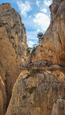 Caminito Del Rey, İspanya, 25 Kasım 2022: Dünyanın En Tehlikeli Yolunda Yürüyen Ziyaretçiler Mayıs 2015 'te yeniden açıldı. Ardales, İspanya.