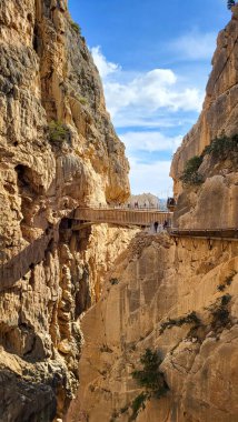 Caminito Del Rey, İspanya, 25 Kasım 2022: El Caminito Del Rey 'deki Gaitanes Boğazı Köprüsü, Kralların Küçük Yolu. El Chorro 'daki Dar Geçit' in Dik Duvarları Ardales yakınlarında Malaga, Spai 'de bir yürüyüş yolu.