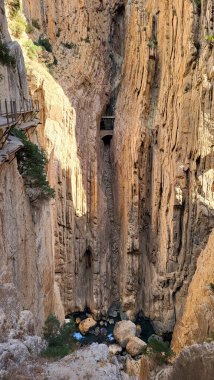 Eski Güzel 'e giden yol ve Dipteki Dağ Nehri ile Kanyon' un üzerindeki iki dik dağ arasında çok dar bir köprü. Çok rüzgarlı ve tehlikeli. Royal Trail El Caminito Del Rey olarak da bilinir, Malaga Eyaleti, El Chorro G 'nin Güzel Manzaraları