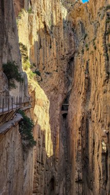 Eski Güzel 'e giden yol ve Dipteki Dağ Nehri ile Kanyon' un üzerindeki iki dik dağ arasında çok dar bir köprü. Çok rüzgarlı ve tehlikeli. Royal Trail El Caminito Del Rey olarak da bilinir, Malaga Eyaleti, El Chorro G 'nin Güzel Manzaraları