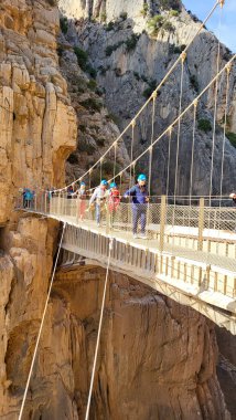 Caminito Del Rey, İspanya, 25 Kasım 2022: El Caminito Del Rey 'deki Gaitanes Boğazı Köprüsü, Kralların Küçük Yolu. A Walkway, İspanya 'nın Malaga eyaletindeki Ardales yakınlarında, El Chorro' daki Dar Geçit 'in Dik Duvarları Arasında Sıkıştı.