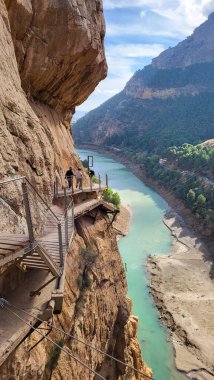 Caminito Del Rey, İspanya, 25 Kasım 2022: El Caminito Del Rey olarak da bilinen Kraliyet Patikası - Gorge Chorro, Endülüs, İspanya 'daki Dağ Yolu