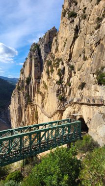 Caminito Del Rey, İspanya, 25 Kasım 2022: Dünyanın En Tehlikeli Yolunda Yürüyen Ziyaretçiler Mayıs 2015 'te yeniden açıldı. Ardales, İspanya.