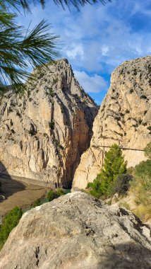 El Caminito Del Rey 'deki Gorge of the Gaitanes Köprüsü, Kralların Küçük Yolu. A Walkway, İspanya 'nın Malaga eyaletindeki Ardales yakınlarında, El Chorro' daki Dar Geçit 'in Dik Duvarları Arasında Sıkıştı.