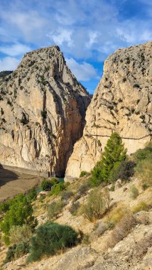 El Caminito Del Rey 'deki Gorge of the Gaitanes Köprüsü, Kralların Küçük Yolu. A Walkway, İspanya 'nın Malaga eyaletindeki Ardales yakınlarında, El Chorro' daki Dar Geçit 'in Dik Duvarları Arasında Sıkıştı.