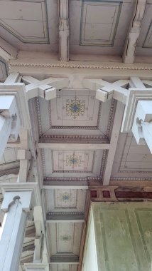 Eleja, Letonya - 22 Ekim 2022: Eleja Manor Park ve Tea House in Autumn Time. Malikane Kompleksi 19. yüzyılın başında klasikçilik tarzında tasarlandı..