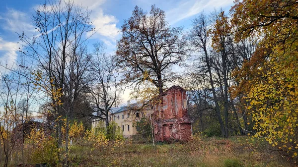 Ruïnes Van Een Oud Landhuis Herfst Kastelen Oude Stenen Muren — Stockfoto
