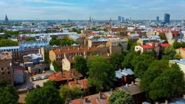 Riga Cityscape Spring Air Top View Video, Town, Letonya. Güneşli Gün Binası çatıları. Riga Skyline, Letonya, Şehir Merkezi, Teika, Purvciems in the Background. Şehir merkezinin mimarisi..