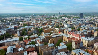 Riga Cityscape Spring Air Top View Video, Town, Letonya. Güneşli Gün Binası çatıları. Riga Skyline, Letonya, Şehir Merkezi, Teika, Purvciems in the Background. Şehir merkezinin mimarisi..