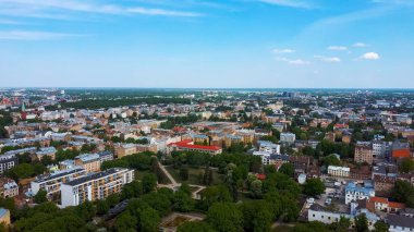 Riga Cityscape Spring Air Top View Video, Town, Letonya. Güneşli Gün Binası çatıları. Riga Skyline, Letonya, Şehir Merkezi, Teika, Purvciems in the Background. Şehir merkezinin mimarisi..