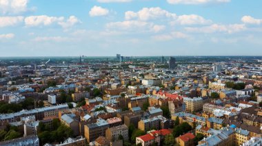 Riga Cityscape Spring Air Top View Video, Town, Letonya. Güneşli Gün Binası çatıları. Riga Skyline, Letonya, Şehir Merkezi, Teika, Purvciems in the Background. Şehir merkezinin mimarisi..