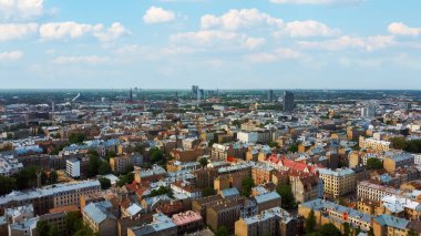 Riga Cityscape Spring Air Top View Video, Town, Letonya. Güneşli Gün Binası çatıları. Riga Skyline, Letonya, Şehir Merkezi, Teika, Purvciems in the Background. Şehir merkezinin mimarisi..