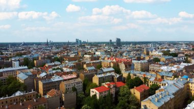 Riga Cityscape Spring Air Top View Video, Town, Letonya. Güneşli Gün Binası çatıları. Riga Skyline, Letonya, Şehir Merkezi, Teika, Purvciems in the Background. Şehir merkezinin mimarisi..