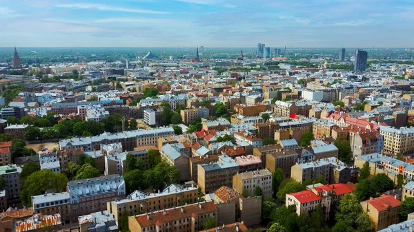 Riga Cityscape Spring Air Top View Video, Town, Letonya. Güneşli Gün Binası çatıları. Riga Skyline, Letonya, Şehir Merkezi, Teika, Purvciems in the Background. Şehir merkezinin mimarisi..