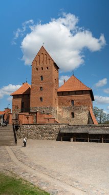 Trakai, Litvanya 4 Mayıs 2023: Ortaçağ Trakai, Litvanya 4 Mayıs 2023: Galve Gölü 'nde bulunan Ortaçağ Gotik Adası Kalesi. Litvanya 'nın en güzel simgesi. Litvanya 'daki Trakai Adası Şatosu Popüler Turizm Merkezi