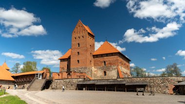 Trakai, Litvanya 4 Mayıs 2023: Ortaçağ Trakai, Litvanya 4 Mayıs 2023: Galve Gölü 'nde bulunan Ortaçağ Gotik Adası Kalesi. Litvanya 'nın en güzel simgesi. Litvanya 'daki Trakai Adası Şatosu Popüler Turizm Merkezi