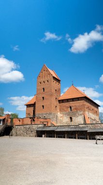 Trakai, Litvanya 4 Mayıs 2023: Ortaçağ Trakai, Litvanya 4 Mayıs 2023: Galve Gölü 'nde bulunan Ortaçağ Gotik Adası Kalesi. Litvanya 'nın en güzel simgesi. Litvanya 'daki Trakai Adası Şatosu Popüler Turizm Merkezi