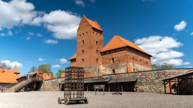 Trakai, Litvanya 4 Mayıs 2023: Ortaçağ Trakai, Litvanya 4 Mayıs 2023: Galve Gölü 'nde bulunan Ortaçağ Gotik Adası Kalesi. Litvanya 'nın en güzel simgesi. Litvanya 'daki Trakai Adası Şatosu Popüler Turizm Merkezi