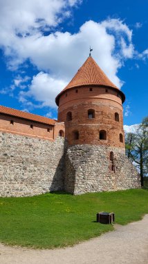 Galve Gölü 'nde bulunan Trakai Ortaçağ Gotik Adası Kalesi. Litvanya 'nın en güzel simgesinin havadan çekimi. Trakai Adası Şatosu - Litvanya 'nın en popüler turizm merkezlerinden biri