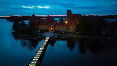 Güneş doğduktan sonra Galve Gölü 'nde bulunan Aerial View Trakai Adası Kalesi. Litvanya 'nın en güzel simgesi. Trakai Adası Şatosu - Litvanya 'nın en popüler turizm merkezlerinden biri